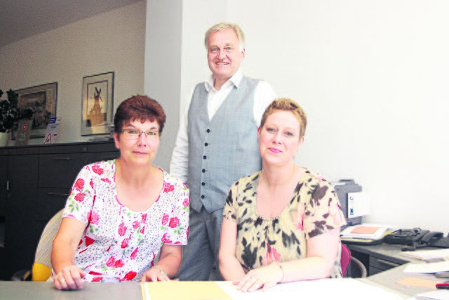 Für die Kunden immer im Einsatz: Uwe Schmidt und seine Mitarbeiterinnen Birgit Resigkeit (li.) und Sandra Kretzschmar