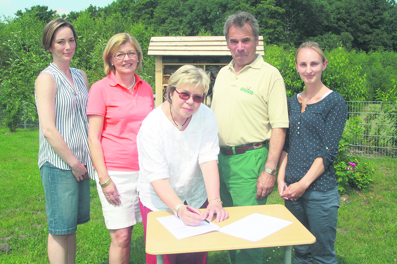Freuen sich über die Kooperation zwischen Oberschule und Wildpark (v. li.): die Lehrerinnen Anneke Böhm und Christiane Oertzen, Schulleiterin Susanne Graßhoff und Wildpark-Chef Norbert Tietz sowie Wildpark-Pädagogin Monika Tischbierek