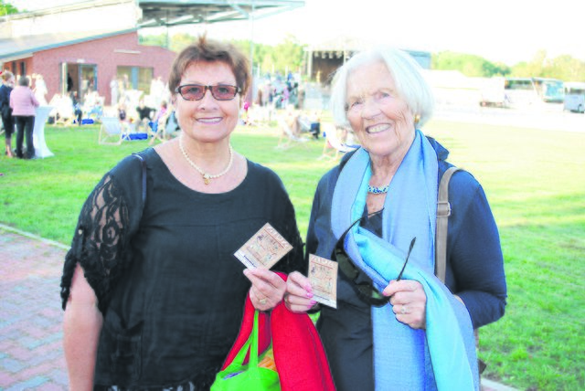 Gewannen bei einer WOCHENBLATT-Verlosung Gratis-Tickets: Gisela Seevers (li.) und Ilse Riebesell