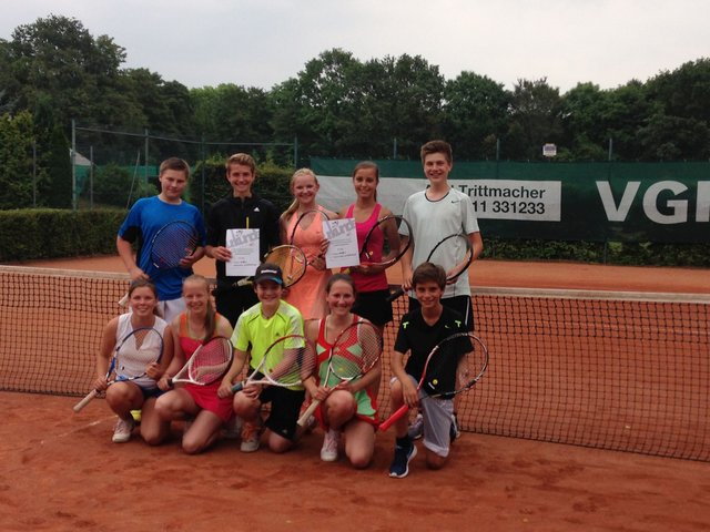 Die beiden GAK-Tennis-Mannschaften: (hinten v. li.) Benjamin Kolschewski, Jannis Winkler, Jule Francke, Johanna Knüwe und Julius Aldag sowie (vorn v. li.) Leonie Offermann, Sarah Geiger, Joshua Knuth, Jill Abele und Simon Knüwe