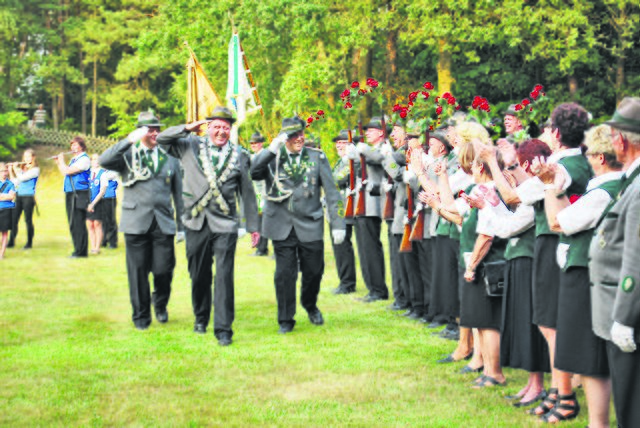 Der König mit seiner Crew bei der Frontabnahme