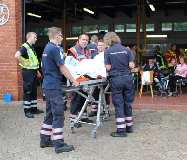 Betreuung und Transport von betroffenen Personen gehören zu den Aufgaben der ehrenamtlichen Helfer bei einem Einsatz wie diesem | Foto: DRK
