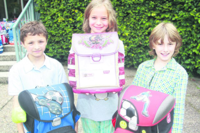 Haben ihre Schultasche gern gespendet (v. li.): Fabio da Maia Caldeira, Anna-Louisa Groth und Julius-Benedikt Wickmann