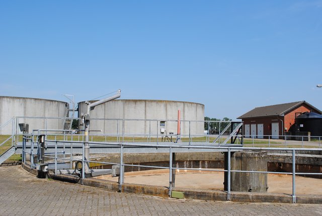 Große Reinigungsbehälter auf der Kläranlage