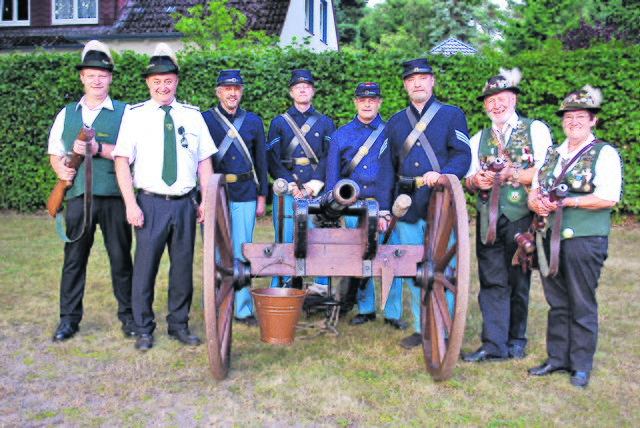 Wenn sie loslegen, halten sich die Zuschauer die Ohren zu: Hans-Heinrich Harms und Spartenleiter Frank Buck (v. li.) sowie Hannelore und Dieter Hartfiel (v. re.) bilden die Böllergruppe der Schützenkameradschaft Luhdorf/Roydorf. Unterstützt wurde die Böllergruppe jetzt erstmals von den „20th Maine Volunteers“ aus Buchholz und Umgegend mit (v. li.) : Bernd Grzeski, Stefan Heers, Willi Ströder und „Captain“ Thorsten Schünzel
