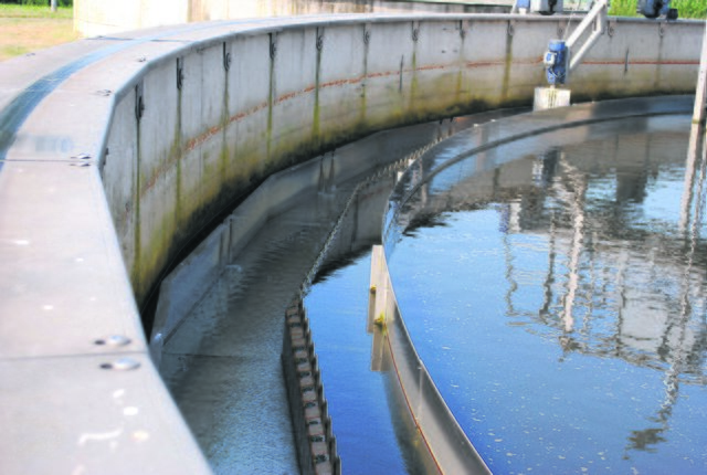 Endstufe der Wasserklärung: In der äußeren Rinne verläuft das kristallklare Wasser, das anschließend in den Mühlenbach geleitet wird