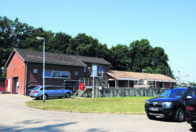 Der Neubau (re.) ist nur durch einen überdachten Zwischengang vom Altbau getrennt