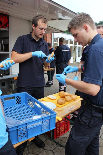 Gemeinsam sorgen die Helfer von DRK und JUH für schnelles Frühstück für die Bewohner des Hochhauses in Meckelfeld | Foto: DRK