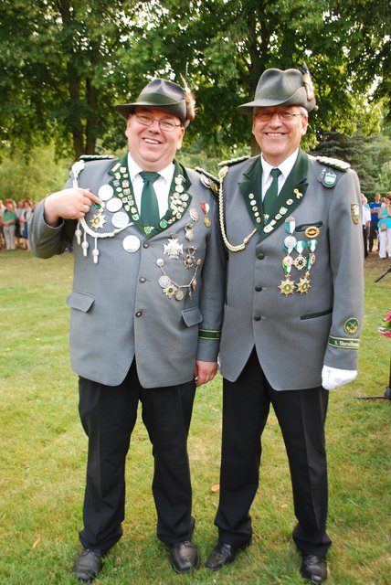 Schießleiter Günther Bruns zeigt stolz seinen Bundesorden, hier mit Präsident Thomas Reimers