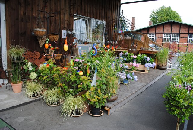Auch Gartendekorationen sind erhältlich