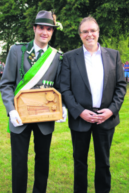 Der zweite stv. Winsener Bürgermeister Wilfried Rieck überreichte Dennis Tödter die Bürgermeisterscheibe