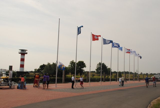 Die zehn Flaggenmasten wurden von örtlichen Reedern gestiftet | Foto: tk
