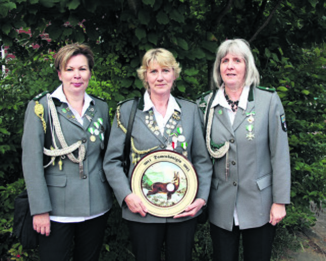 Damenkönig Sabine Jobmann (Mitte) mit ihren Adutantinnen Gabriele Schierhorn (li.) und Monika Jobmann