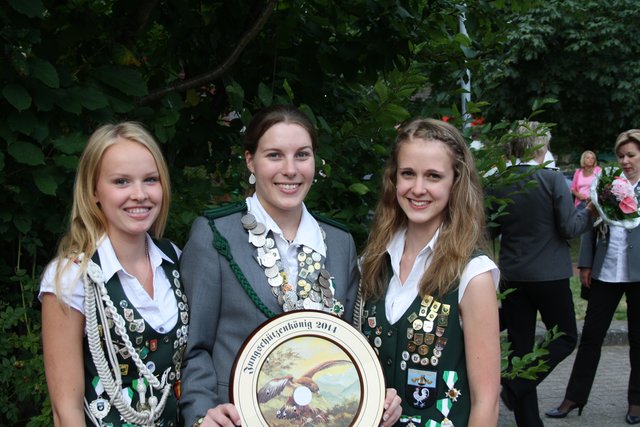 Jungschützenkönigin Stefanie Reimers und ihre Adjutantinnen Anne Marie Schierhorn (li.) und Inga Jobmann
