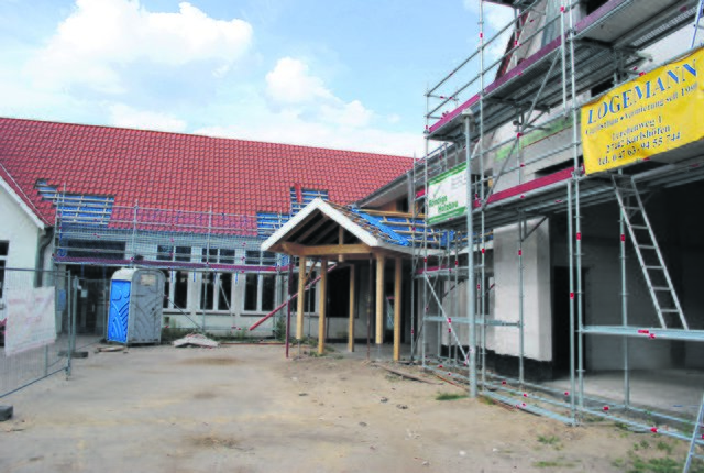 Der Neubau (re.) grenzt an das alte Schulgebäude