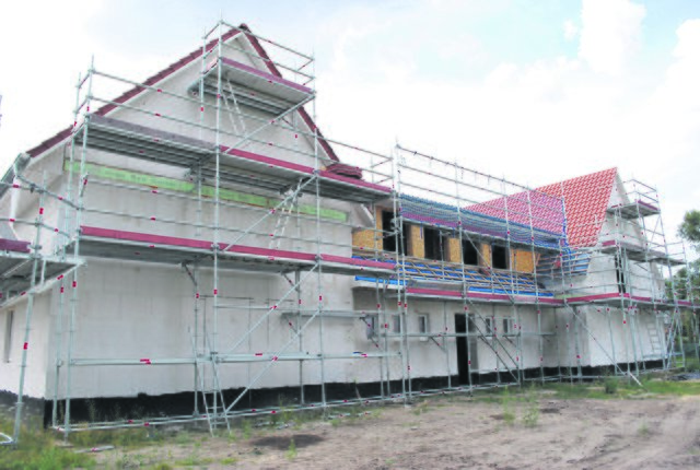 Hinter dem Neubau soll ein gepflasterter Grillplatz entstehen