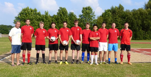 Trainer Clifford Kortylak mit einigen Spielern aus dem neuen Kader des TSV Hittfeld. Die anderen Akteure befinden sich noch im Urlaub