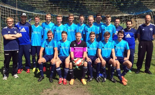 Der neue Kreisliga-Kader des SV Bendestorf mit Co-Trainer Rolf Heitmann (li.) und Chef-Trainer Patrick Hohnschild (re.) will frühzeitig 30 Punkte holen | Foto: oh