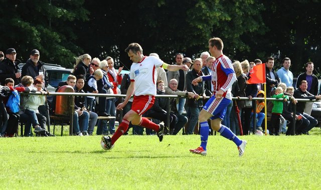Bei Bnefizspielen auf der Hittfelder Alm ist auch noch der ehemalige Spielertrainer des TSV, Bernd Kock (li.) am Ball
