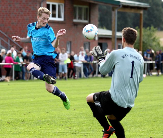 Schon der Vorsaison glänzte Bendestorfs Mittelfeldspieler Tim Roß (li.) mit platziertem Kopfballspiel