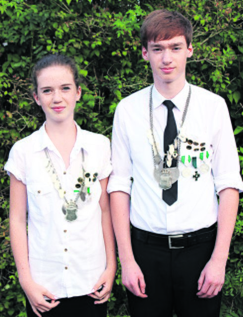 Josefine und Til Simon Heitmann waren beim Schießwettbewerb ebenso treffsicher wie ihr Onkel