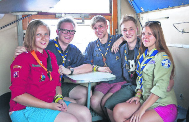 Während die Politiker sich mit Embargos übertrumpfen, bauen junge Leute Brücken zwischen Ost und West: Die Pfadfinder Niklas, Hendrik und Lasse (v.li.) aus Deutschland sowie Maryna aus der Ukraine (re.) und Liza aus Russland wollen Mauern in den Köpfen der Menschen einreißen.