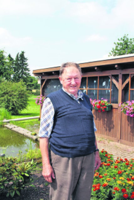Helmut Cohrs in seinem Garten. Stillsitzen fällt dem Rentner schwer