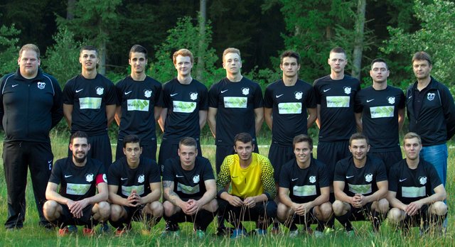Der aufgefrischte Kader des SV Holm-Seppensen mit seinem Trainergespann Sebastian Stemke (li.) und Burkhard Vetter (re.) will in der neuen Spielzeit über die 2. Kreisklasse den Wiederaufstieg schaffen