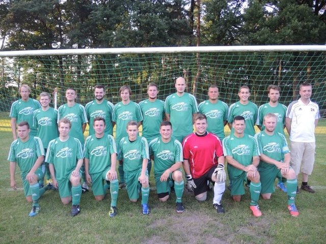 Das neu formierte Team des SV Dohren mit Obmann Daniel Ellerbrock (re.) will in der 1. Fußball-Kreisklasse punkten | Foto: oh