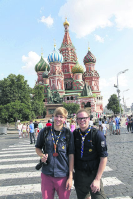 Erkundeten Moskau: Niklas (li.) und Hendrik auf dem Roten Platz vor der Basilius-Kathedrale