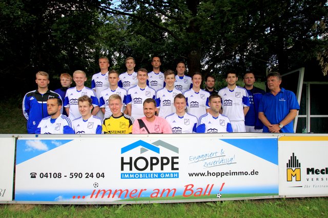 Der Kader des Aufsteigers TuS Nenndorf mit Co-Trainer Stefan Mattschul und Trainer Uwe Werth (re.) ist mit topmotivierten jungen Spielern breit aufgestellt für die neue Kreisliga-Saison