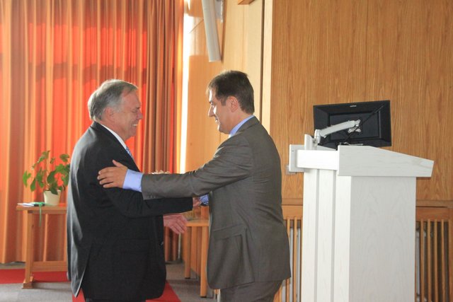 Schulterklopfen zum Abschied: Dr. Christoph Gehring und Klinik-Geschäftsführer Siegfried Ristau (re.)