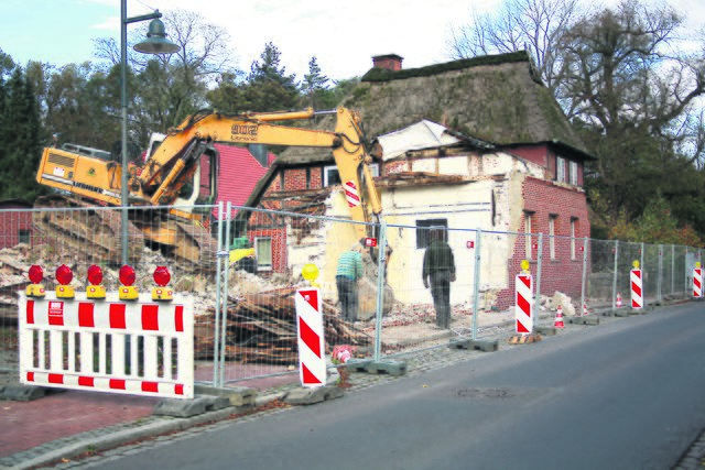 Kein schöner Anblick: das Clement-Areal im Herzen Jesteburgs. Die Gemeinde zahlte eine Million Euro für das Areal