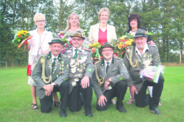 Schützenkönig Winfried Marquardt (2. v. li) bestimmte zu seinen Adjutanten Adolf Loch (v. li), Thorsten Kuhlmann und Wolfgang Gevers. Sie werden unterstützt von Hella Loch (v. li.), Gabi Marquardt, Monika Kuhlmann und Ina Gevers