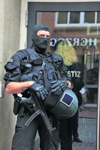 Bewaffnet mit Maschinenpistole: Polizisten bewachten den Gerichtseingang auch am Dienstag