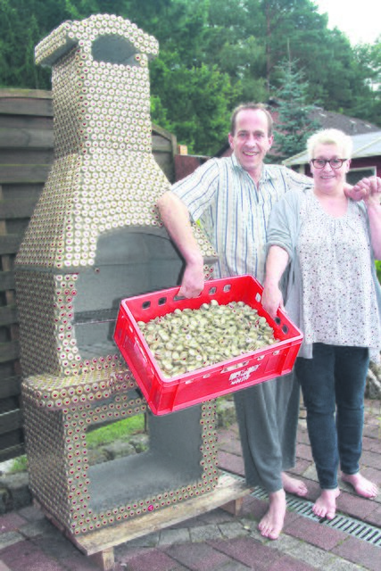 Das Buchholzer Ehepaar Silvia und Dirk Muhl hat einen Kamin mit 4.050 Astra-Korken beklebt