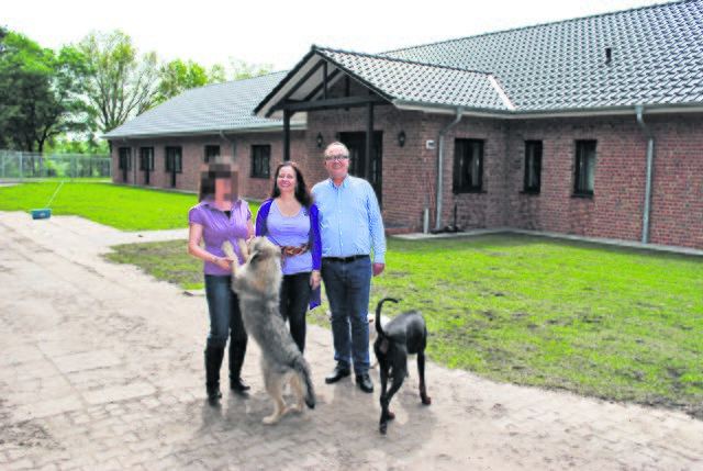 Zoja und Michael Fleischer (rechts), Mitarbeiterin, vor dem Tierhotel in Winsen - Kritik am Tierheim nur zum Wohl der Tiere? | Foto: archiv