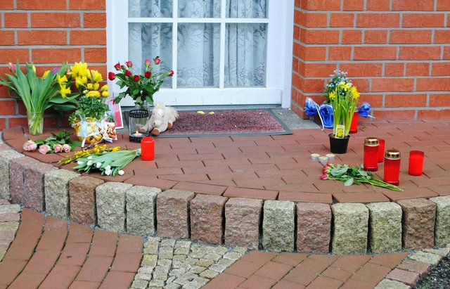 Nachbarn legten Blumen in Gedenken an die getötete Aaya vor die Haustür in Neu Wulmstorf