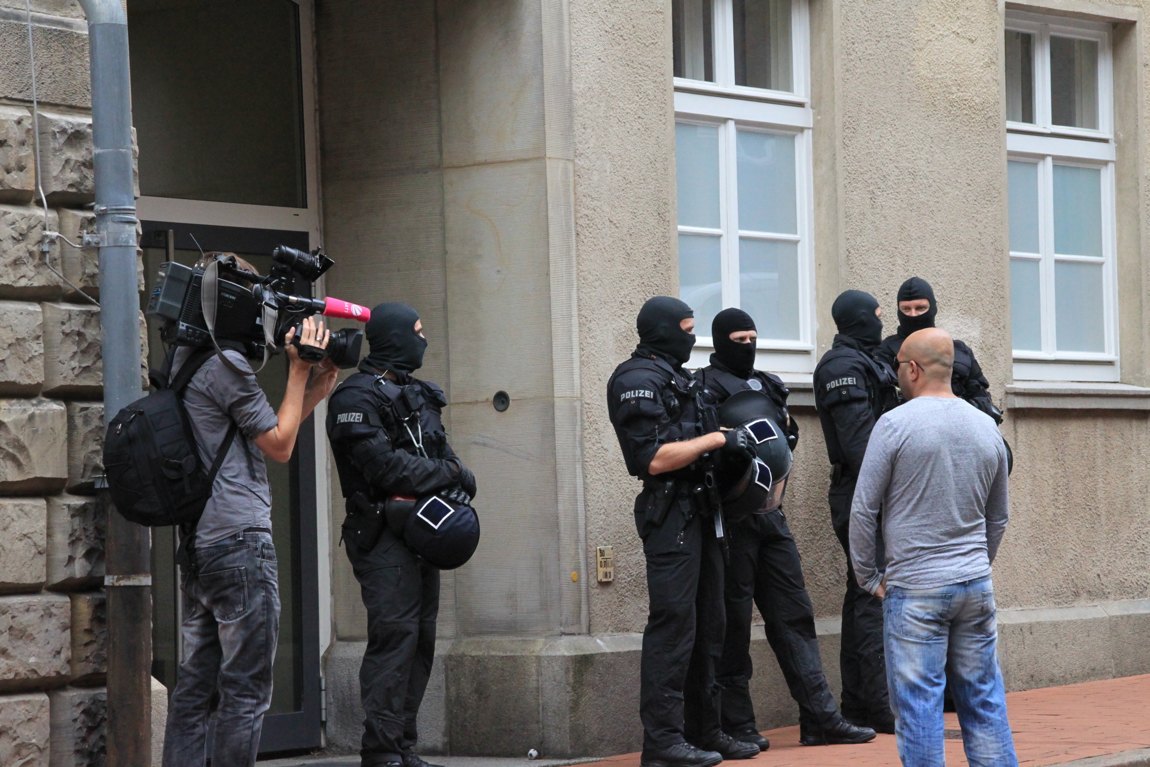 Bewaffnete und maskierte Polizisten am Landgericht: Beim Totschlag-Prozzess gegen sechs "Mongols" gelten strenge Sicherheitsvorkehrungen