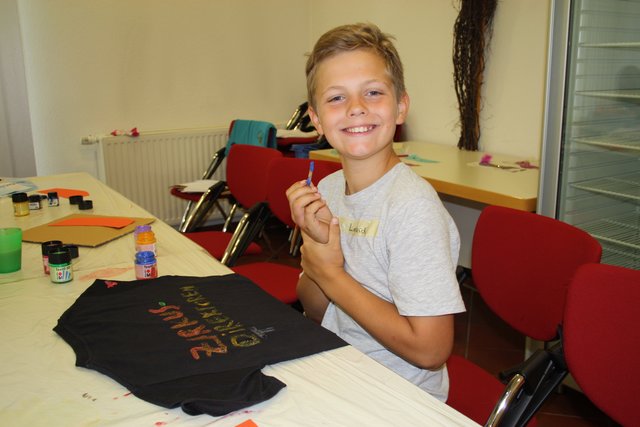 Lennard bereitet sein T-Shirt vor