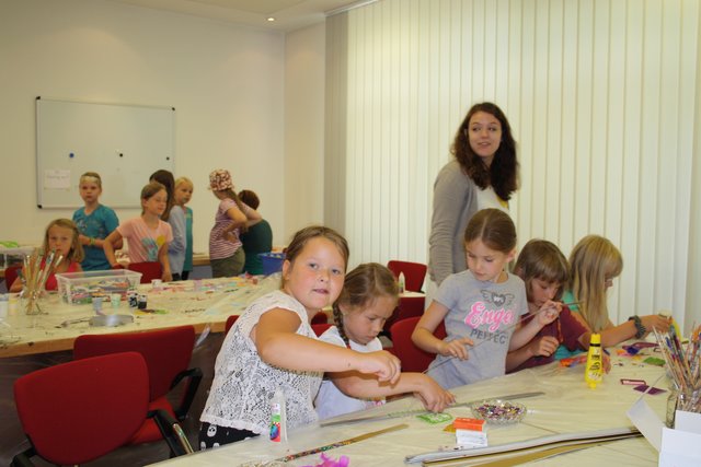 Im Kreativ-Raum bereiten die Kinder ihre Masken für die Vorstellung vor