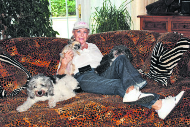 In guter Gesellschaft: Ingrid van Bergen auf der heimischen Couch mit ihren geliebten Hunden