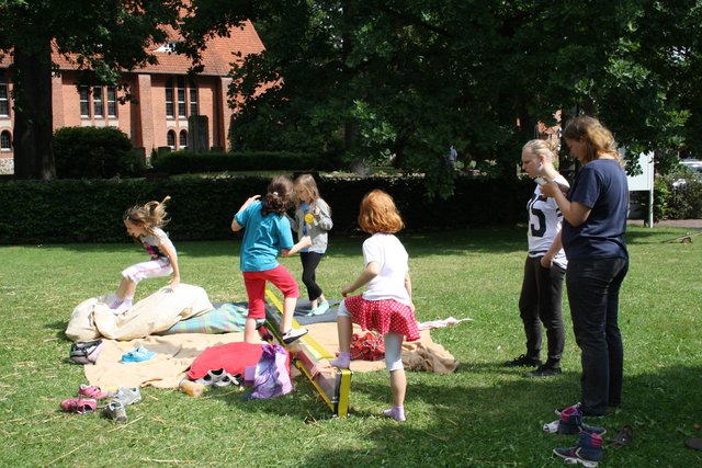 Die Mädchen üben, auf der Slackline zu balancieren