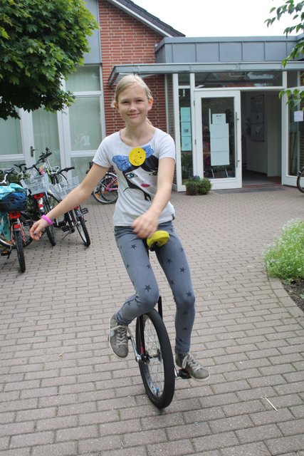 Emilia (10) aus Goldbeck übt Einradfahren