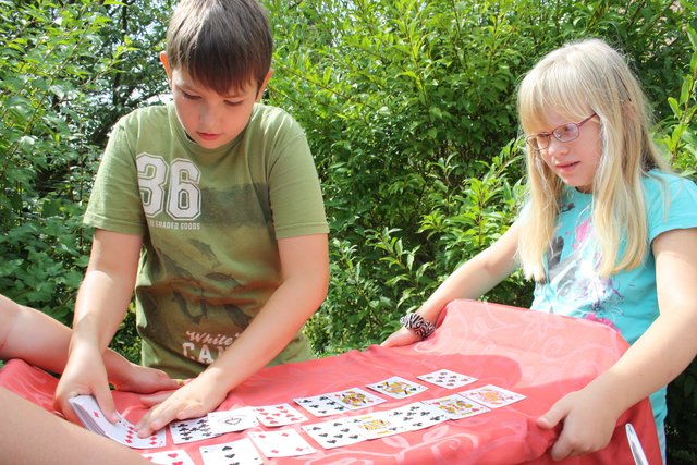 Zauberer Carsten und Assistentin Lea zeigen einen Kartentrick