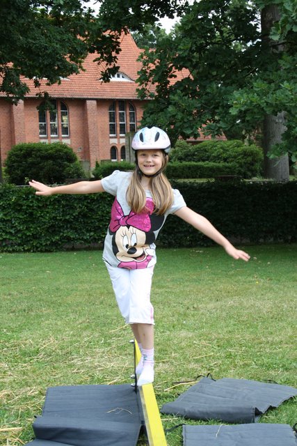 Marie balanciert auf der Slackline