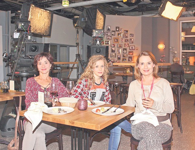 Am Set im Filmstudio in Lüneburg: Lara-Maria Wichels (Mitte) sitzt mit ihren Schauspielkolleginnen Jenny Jürgens (re.) und Anja Franke im Café des Hotels "Drei Könige"