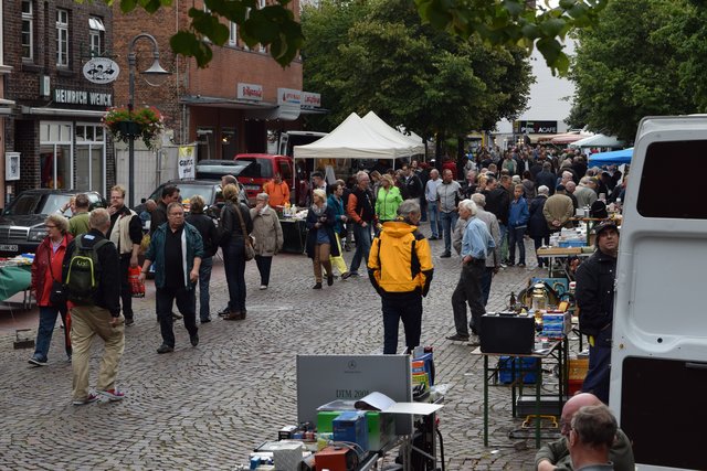 Ersatzteilemarkt: Beim Oldietreffen in Winsen kamen auch Schnäppchenjäger und Sammler auf ihre Kosten