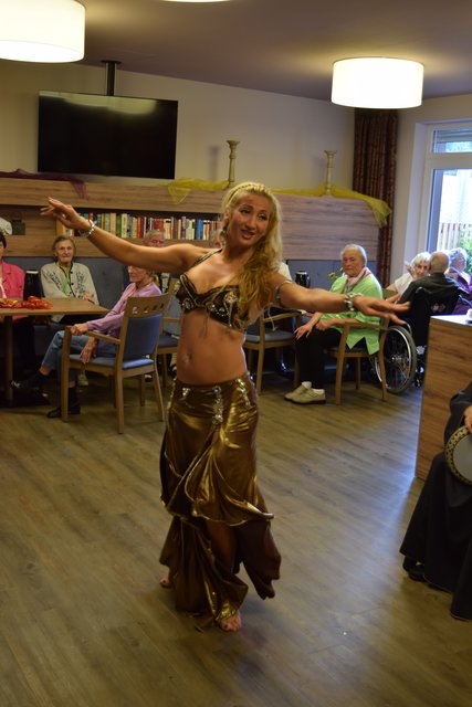 Beim Auftritt: Tänzerin Suna