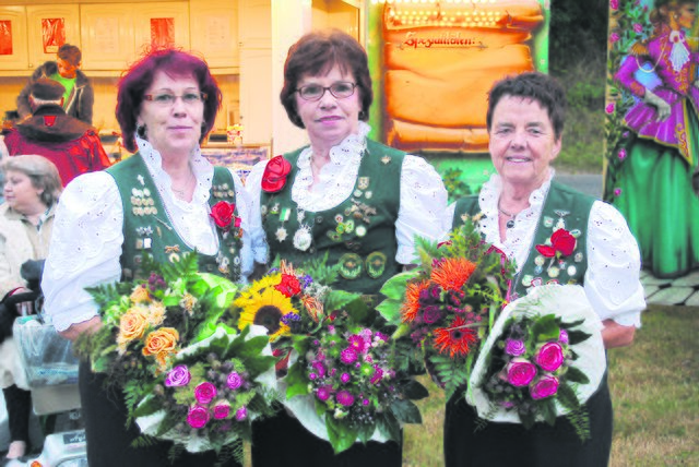 Bei der Proklamation: Königin Erika Eichhorn (Mi.), der die Adjutantinnen Kristina Sander (li.) und Ingrid Kroenig zur Seite stehen